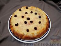 Фото к рецепту: Пирог на сметане, с вишней и сметанно-кокосовой глазурью