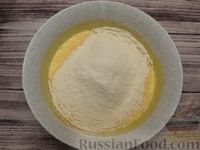 Фото приготовления рецепта: Пирог на сметане, с вишней и сметанно-кокосовой глазурью - шаг №4