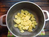 Фото приготовления рецепта: Несладкий молочный суп с картофельными клёцками и морковью - шаг №2