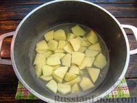 Фото приготовления рецепта: Несладкий молочный суп с картофельными клёцками и морковью - шаг №3