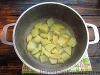 Фото приготовления рецепта: Несладкий молочный суп с картофельными клёцками и морковью - шаг №4