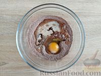 Фото приготовления рецепта: Шоколадные маффины в чашках (в микроволновке) - шаг №5