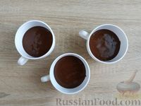 Фото приготовления рецепта: Шоколадные маффины в чашках (в микроволновке) - шаг №7