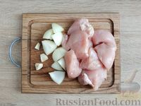 Фото приготовления рецепта: Куриные котлеты-маффины, запечённые в духовке - шаг №3