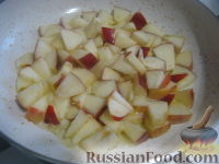 Фото приготовления рецепта: Сладкий омлет с яблоками - шаг №4