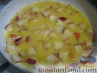 Фото приготовления рецепта: Сладкий омлет с яблоками - шаг №6