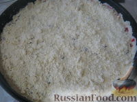 Фото приготовления рецепта: Песочный пирог с клюквой - шаг №9