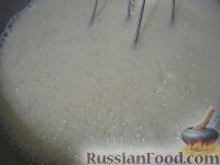 Фото приготовления рецепта: Тонкие блинчики на кефире - шаг №3