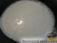 Фото приготовления рецепта: Тонкие блинчики на кефире - шаг №8