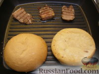 Фото приготовления рецепта: Бургер с языком, обжаренным на гриле - шаг №3