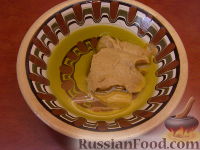 Фото приготовления рецепта: Индейка в горчичном соусе, запеченная с яблоками - шаг №5