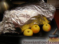 Фото приготовления рецепта: Индейка в горчичном соусе, запеченная с яблоками - шаг №8