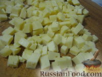 Фото приготовления рецепта: Салат с ананасами и ветчиной - шаг №2