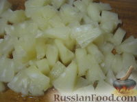 Фото приготовления рецепта: Салат с ананасами и ветчиной - шаг №6