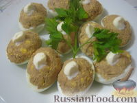 Фото к рецепту: Яйца, фаршированные куриной печенью
