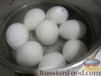 Фото приготовления рецепта: Яйца, фаршированные куриной печенью - шаг №3