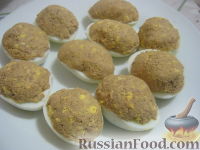 Фото приготовления рецепта: Яйца, фаршированные куриной печенью - шаг №8