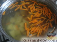 Фото приготовления рецепта: Суп сырный с шампиньонами - шаг №3