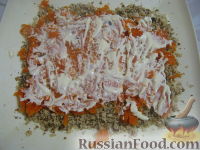 Фото приготовления рецепта: Слоеный салат с грецкими орехами и гранатом - шаг №8