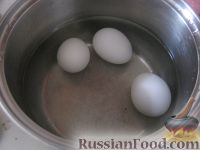 Фото приготовления рецепта: Салат со щавелем, помидорами, кукурузой и яйцами - шаг №11