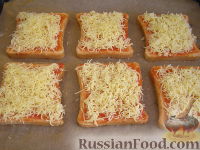 Фото приготовления рецепта: Гренки с кетчупом и сыром - шаг №3