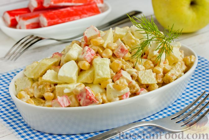 Салат с крабовыми палочками, кукурузой и яблоком - рецепт с фото на бородино-молодежка.рф