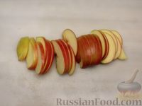 Фото приготовления рецепта: Постный яблочный пирог-перевёртыш с изюмом - шаг №12