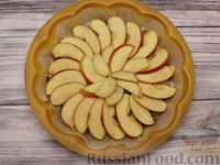 Фото приготовления рецепта: Постный яблочный пирог-перевёртыш с изюмом - шаг №13