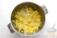 Фото приготовления рецепта: Молочный суп с картофелем и сельдью - шаг №3