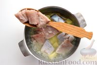 Фото приготовления рецепта: Молочный суп с картофелем и сельдью - шаг №5