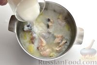 Фото приготовления рецепта: Молочный суп с картофелем и сельдью - шаг №6