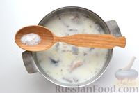 Фото приготовления рецепта: Молочный суп с картофелем и сельдью - шаг №7
