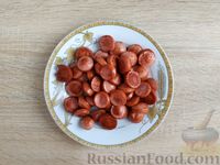 Фото приготовления рецепта: Капуста, тушенная с картошкой и сосисками - шаг №4