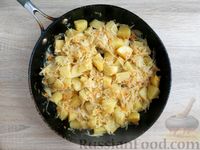 Фото приготовления рецепта: Капуста, тушенная с картошкой и сосисками - шаг №11
