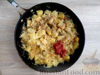 Фото приготовления рецепта: Капуста, тушенная с картошкой и сосисками - шаг №12