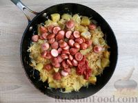 Фото приготовления рецепта: Капуста, тушенная с картошкой и сосисками - шаг №13