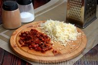 Фото приготовления рецепта: Куриное филе, запечённое с тремя видами сыра и вялеными помидорами - шаг №6