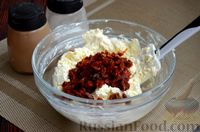 Фото приготовления рецепта: Куриное филе, запечённое с тремя видами сыра и вялеными помидорами - шаг №7