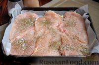 Фото приготовления рецепта: Куриное филе, запечённое с тремя видами сыра и вялеными помидорами - шаг №3