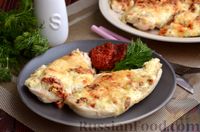 Фото приготовления рецепта: Куриное филе, запечённое с тремя видами сыра и вялеными помидорами - шаг №13