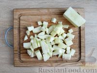 Фото приготовления рецепта: Крабовый салат с яблоком и сухариками - шаг №4
