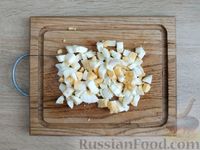 Фото приготовления рецепта: Крабовый салат с яблоком и сухариками - шаг №5