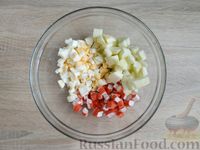 Фото приготовления рецепта: Крабовый салат с яблоком и сухариками - шаг №6