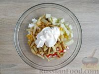 Фото приготовления рецепта: Крабовый салат с яблоком и сухариками - шаг №9