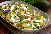 Фото к рецепту: Салат с картофелем, авокадо, стручковой фасолью и беконом
