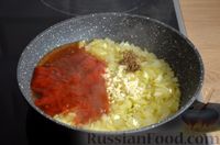 Фото приготовления рецепта: Жареная картошка в томатном соусе - шаг №4