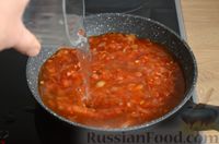 Фото приготовления рецепта: Жареная картошка в томатном соусе - шаг №5