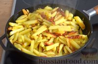 Фото приготовления рецепта: Жареная картошка в томатном соусе - шаг №8