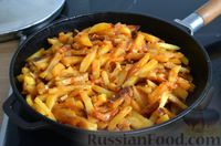 Фото приготовления рецепта: Жареная картошка в томатном соусе - шаг №10