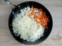 Фото приготовления рецепта: Рагу с капустой, картошкой и тушёнкой - шаг №4